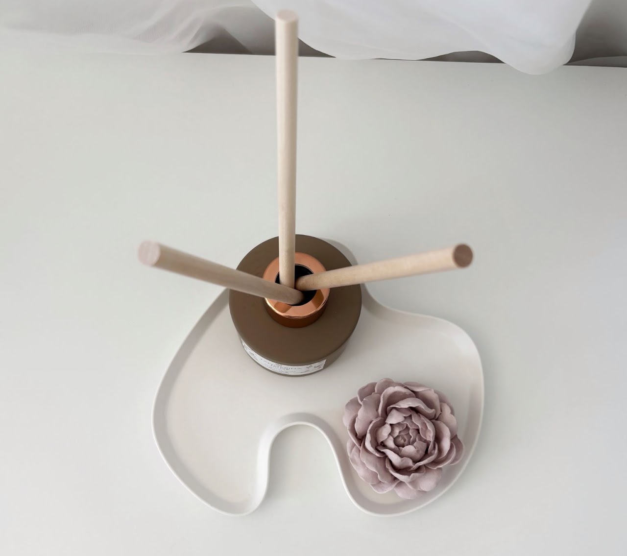 Difusor sobre base branca com flor