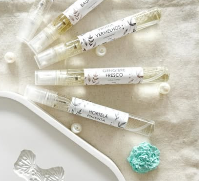 Fragrâncias em pequenos recipientes transparentes